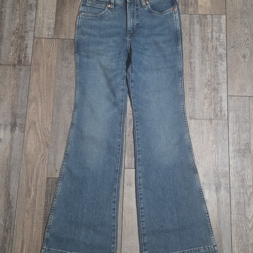 Wrangler Women's Flare Jeans in Blue